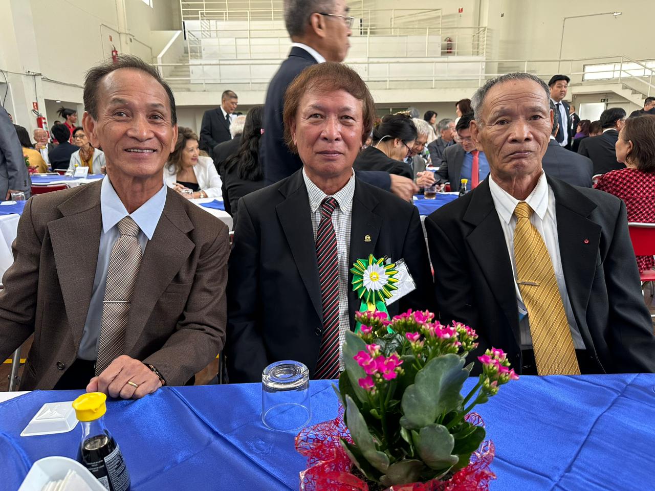 右から長男・義人さん、次男・昭憲さん、三男・八郎さん