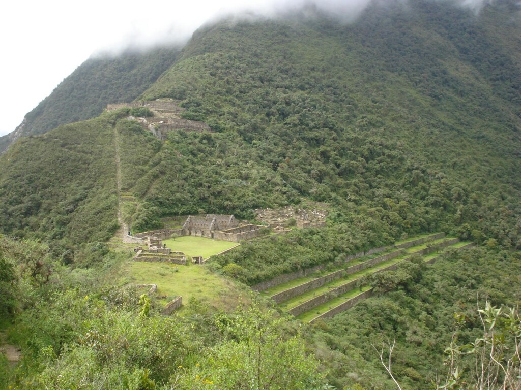 人里離れたアンデス高地にひっそりとあるチョケキラオ遺跡（Harley Calvert, via Wikimedia Commons）