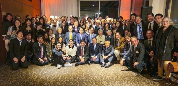 祝賀会に参加した在アルゼンチン愛知県人会員と大村知事（中央、写真提供：@AlternativaNikkei　by　Florencia Iwaoka）