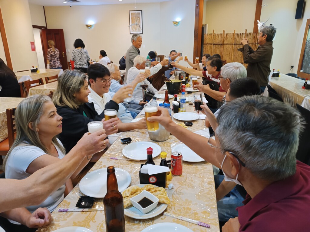 同窓会で乾杯する帯畜大同窓生