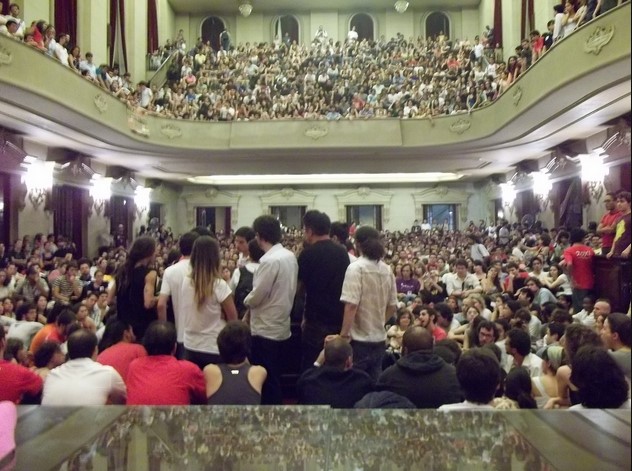 ２０１２年５月、ＵＳＰ法学部学生スト総会の様子（pco.fotografia,Wikimedia Commons）