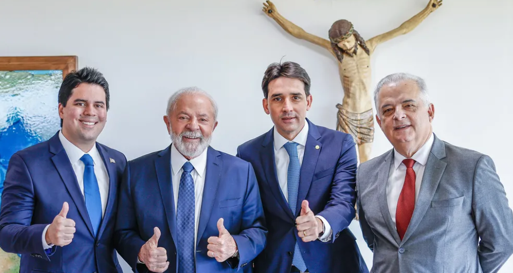 ルーラ大統領と１枚の写真におさまるアンドレ・フフカスポーツ相（左）、シルビオ・コスタ・フィーリョ港湾空港相（中右）、マルシオ・フランサ中小企業相（右）（Divulgação/Palácio do Planalto）