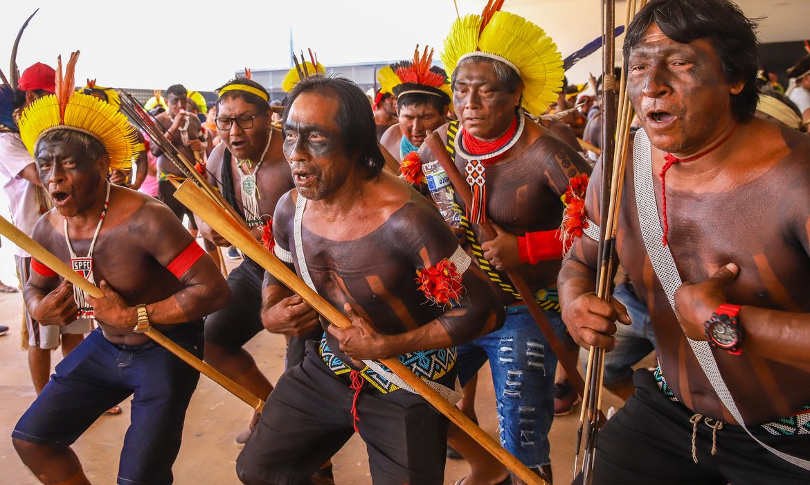 マルコ・テンポラルへの反対票が過半数に達したことを喜ぶ先住民達（©Antonio Cruz/Agencia Brasil）