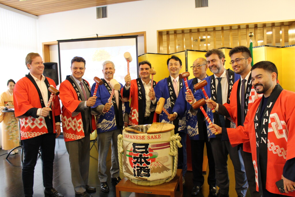 鏡割りで新時代到来を祝った（右から４人目が豊田副大臣、５人目が林大使、大使館提供）