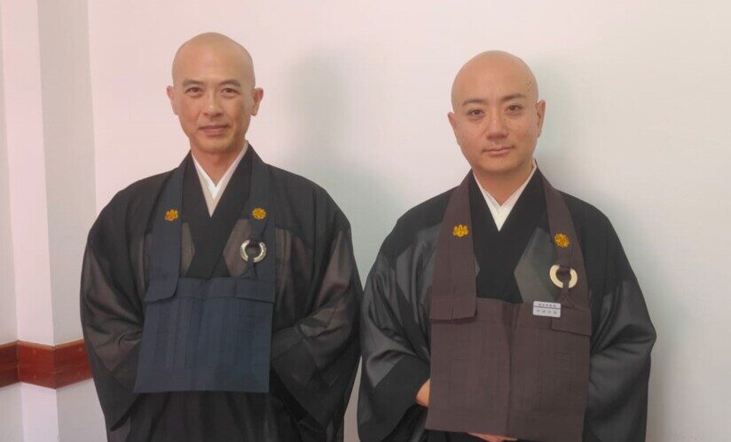 来社した清野総監、柿崎住職