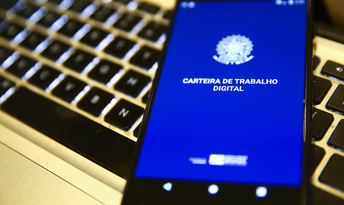 デジタル版の労働手帳（©Marcelo Camargo/Agencia Brasil）