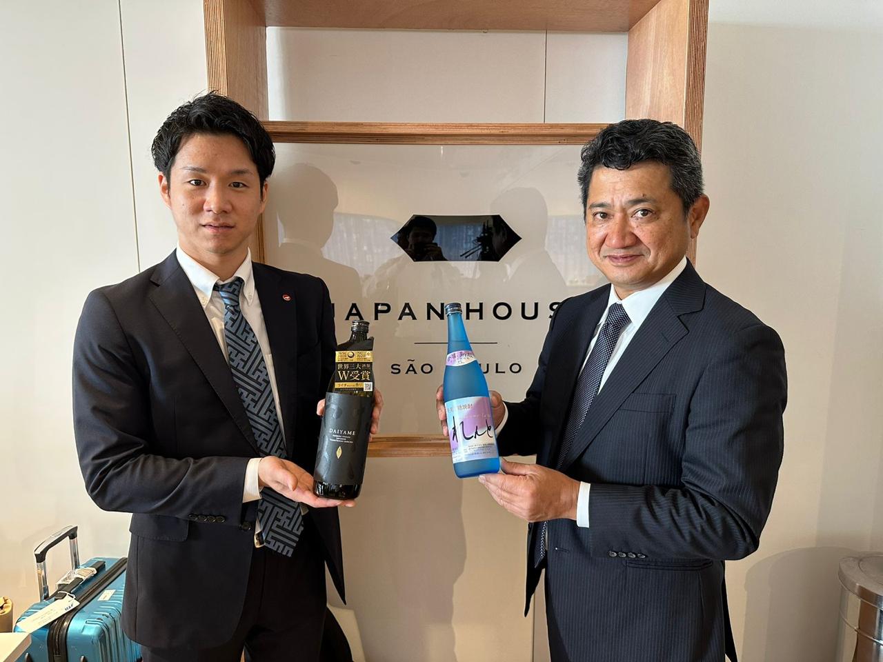 自社商品を手にする濱田、泊さん（左から）