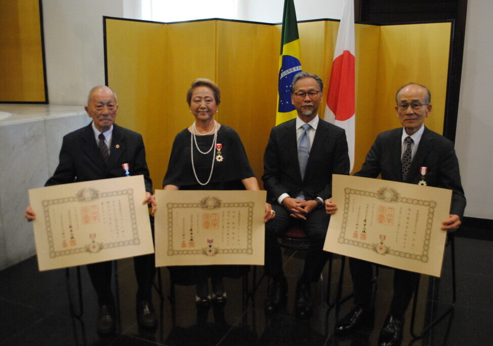 左から安永氏、呉屋氏、桑名総領事と日下野氏