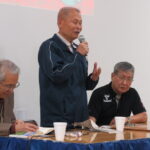 司会を務めた福島県人会書記の遠藤勝久さん、講演する半沢さん、事務の渡辺三男さん