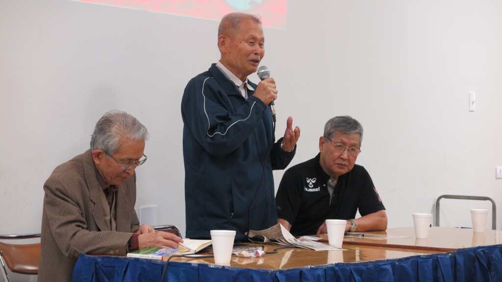 司会を務めた福島県人会書記の遠藤勝久さん、講演する半沢さん、事務の渡辺三男さん