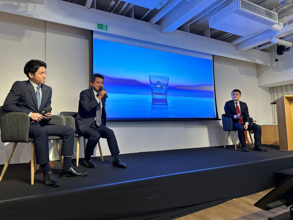 焼酎ＰＲを行う様子（左手前から濱田、泊、本田氏）