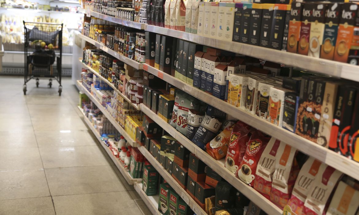 段階的に変更されている食品ラベル（©Valter Campanato/Agencia Brasil）