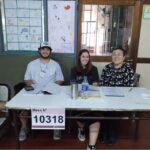 ベネズエラ人、アルゼンチン人、日本人と多様性のある投票所になりました（撮影　相川知子）