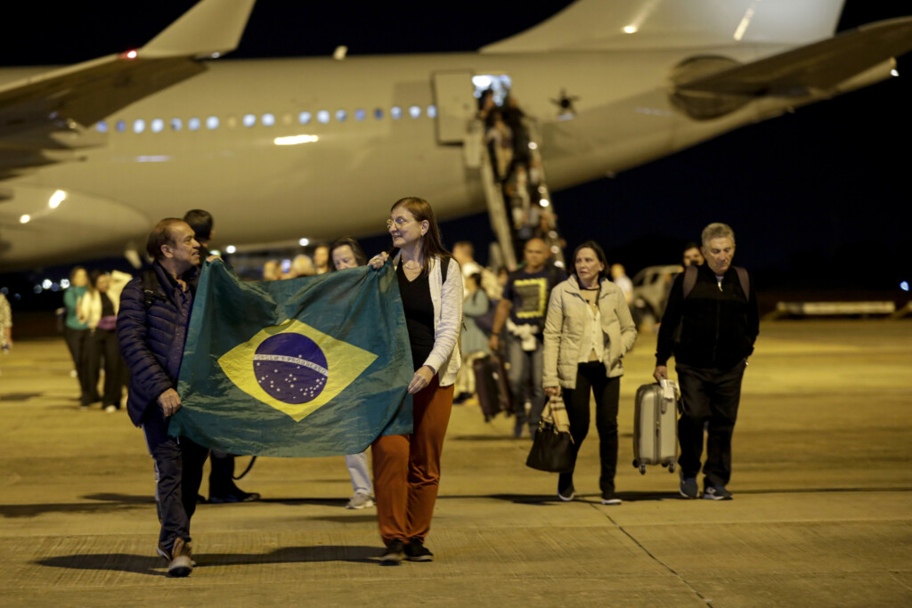 ブラジル政府による救出作戦によりイスラエルから帰国したブラジル国民（Joédson Alves/Agência Brasil）
