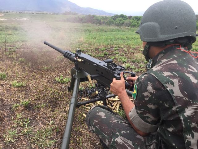 バルエリの基地から盗まれたのと同型のポント５０の機関銃(foto: Exército Brasileiro)
