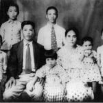 太平洋戦争前の移住地サイパンでの家族写真（前列中央父母の前が私）
