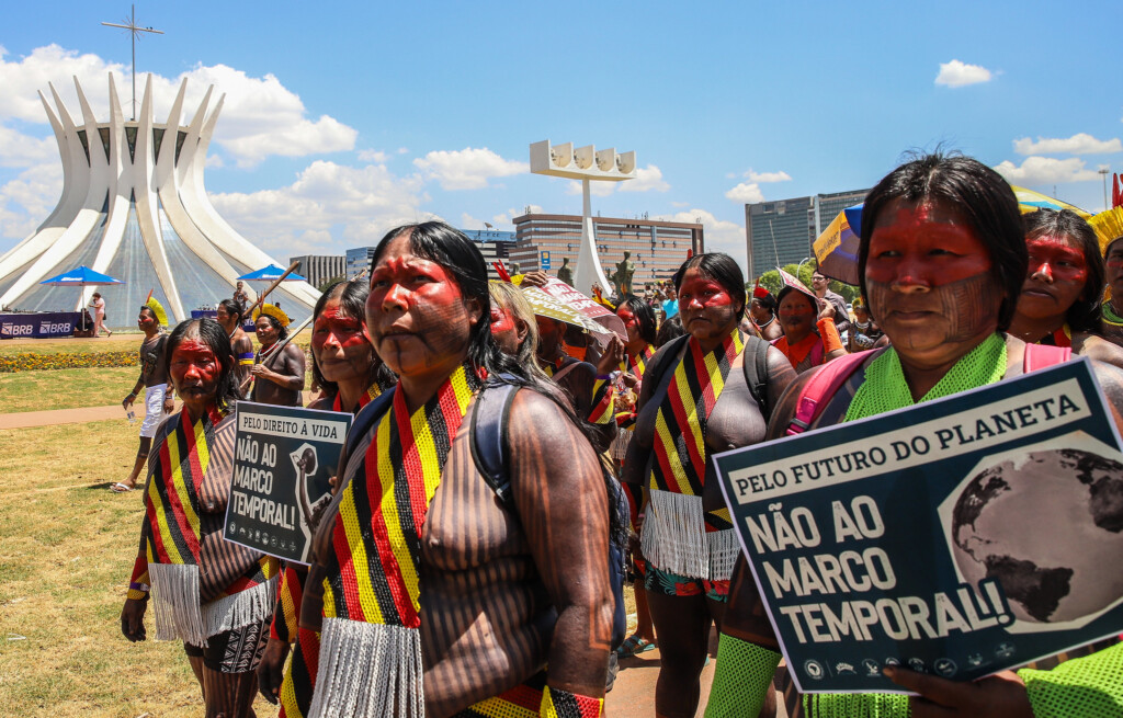 マルコ・テンポラルに反対する先住民のリーダーたち（９月２０日、ブラジリア）（写真：Antônio Cruz/Agência Brasil）