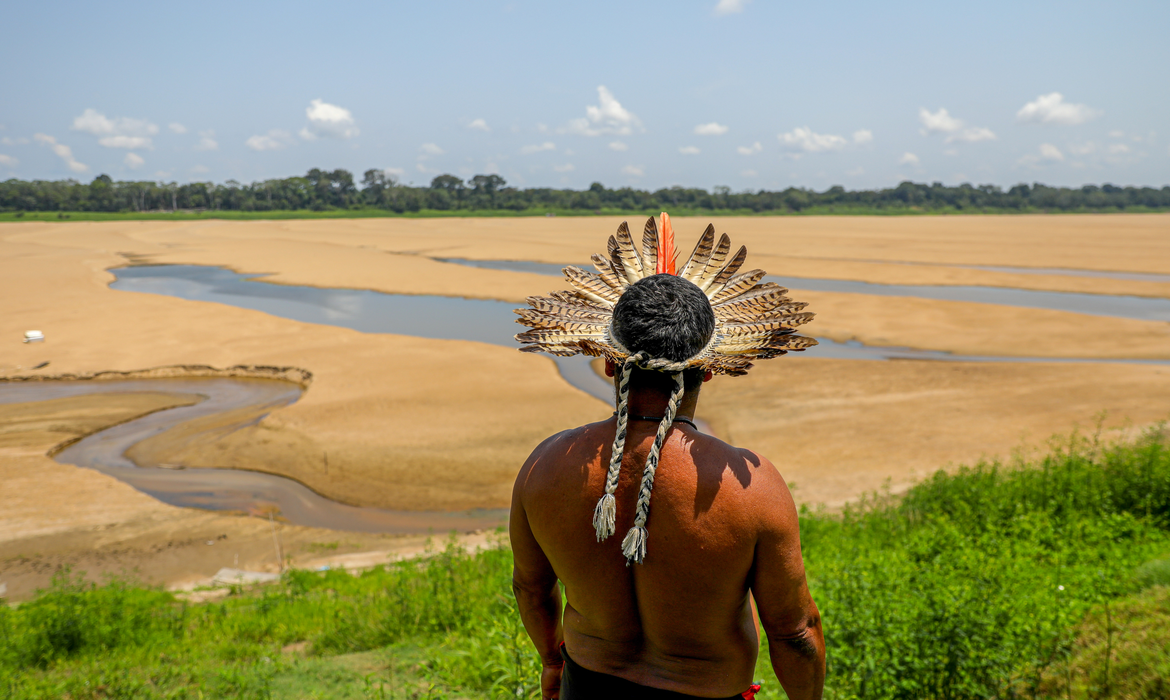 様相の変わった川を眺める先住民（©Alex Pazuello/Secom）