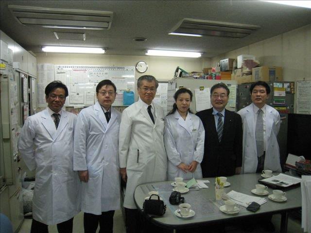 左端が逮捕された菊池、左から三番目が寺岡元移植学会理事長、右から二番目が亡くなった加藤紘一、残りは中国からの移植医（著者提供）