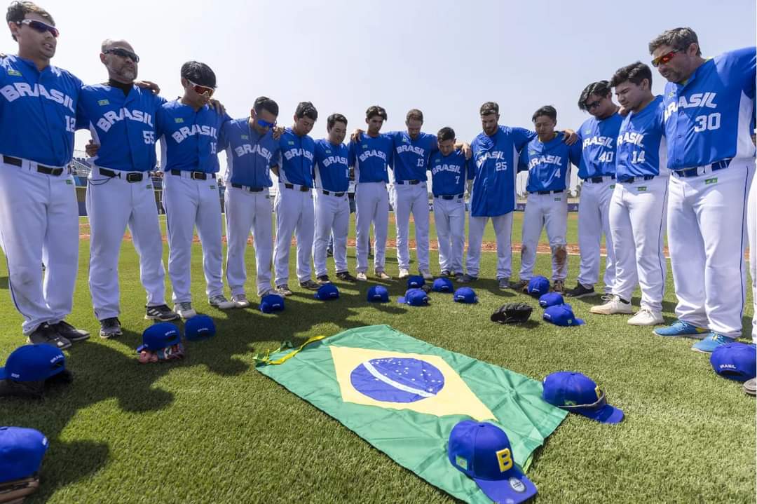 キューバ戦の前に気合を入れるメンバー（ブラジル野球連盟提供）