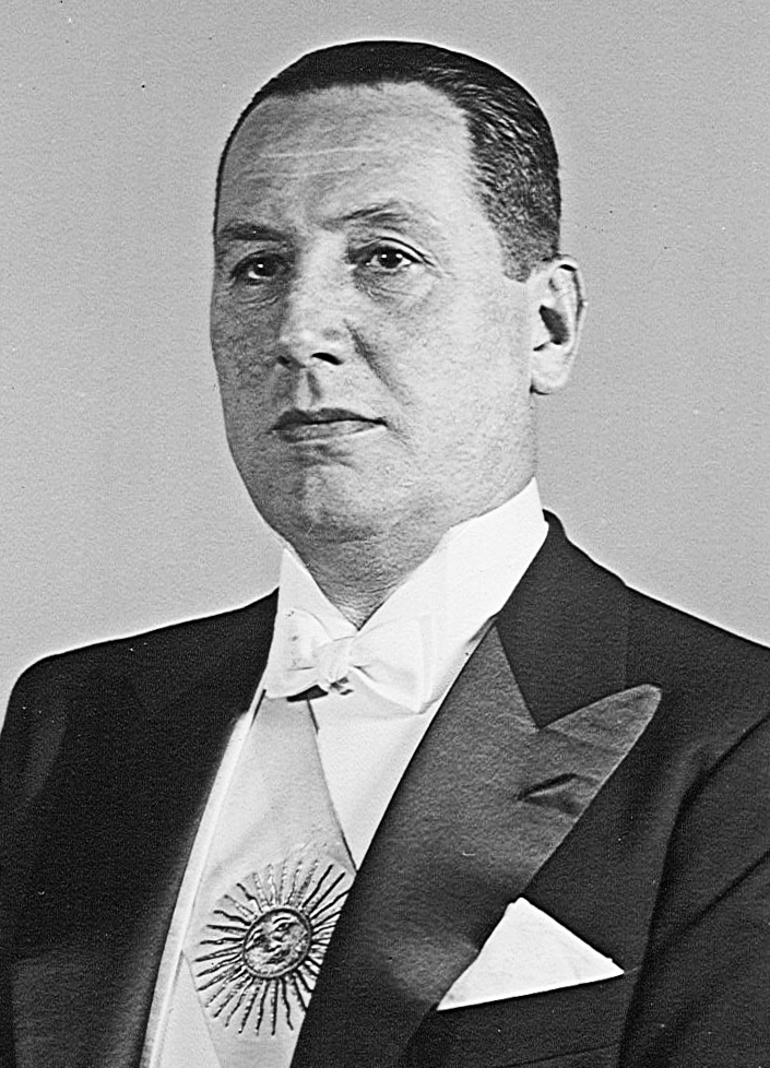 ペロン大統領の公式写真(http://webs.ucm.es/BUCM/irc/39331.php, Public domain, via Wikimedia Commons)