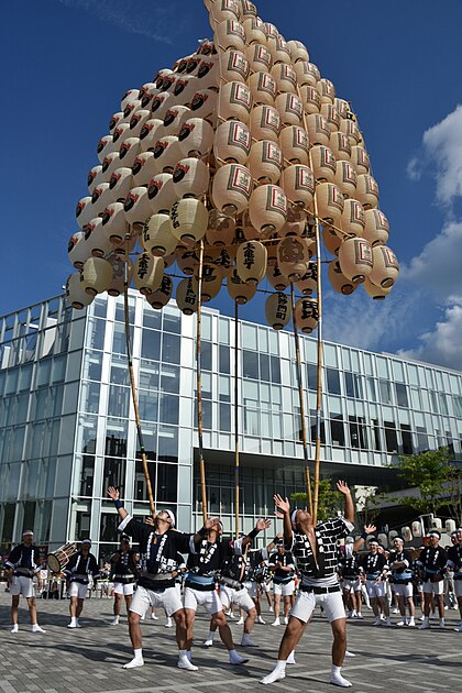 昼竿燈（竿燈妙技会、エリアなかいち、秋田市オープンデータより、秋田市、via Wikimedia Commons）