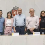 サンパウロ州議会でのＰＳＢのイベントに参加したアルキミン（中央）、マルシオ・フランサ（右から３人目）、タバタ・アマラル（左から３人目）の各氏（Marcio Pinheiro/Divulgação PSB）