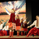 開幕を飾ったウクライナ系団体「Ｋｙｉｖ」のメンバーとして踊るマリナさん（中央）
