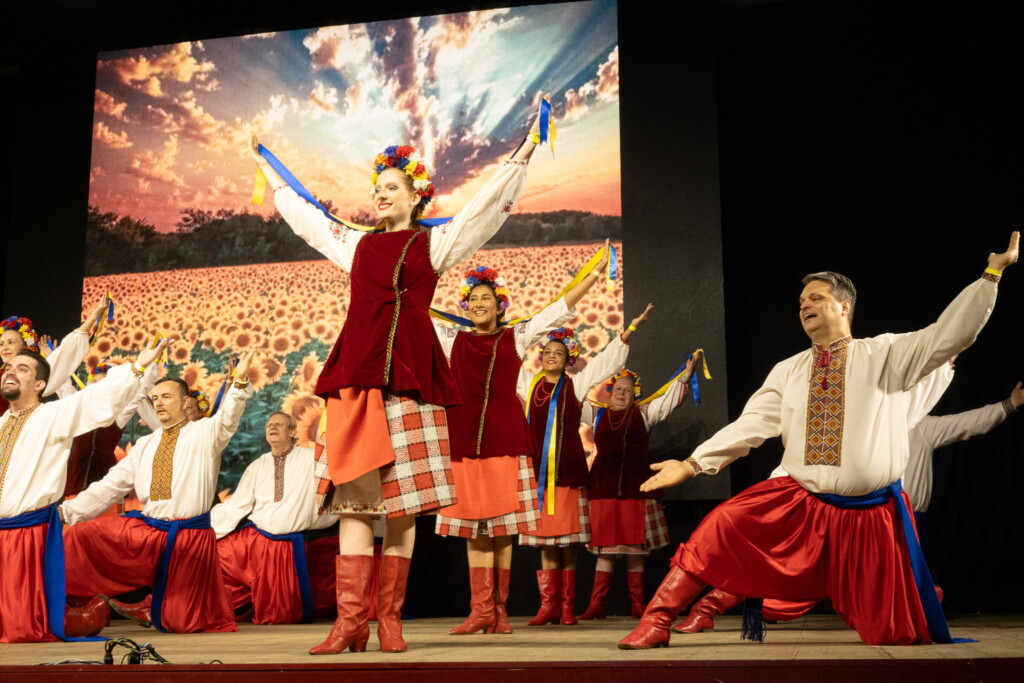 開幕を飾ったウクライナ系団体「Ｋｙｉｖ」のメンバーとして踊るマリナさん（中央）