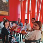 ドーハ市内のネパールレストラン「ザ・グルカ」でネパール人の友人たちと筆者