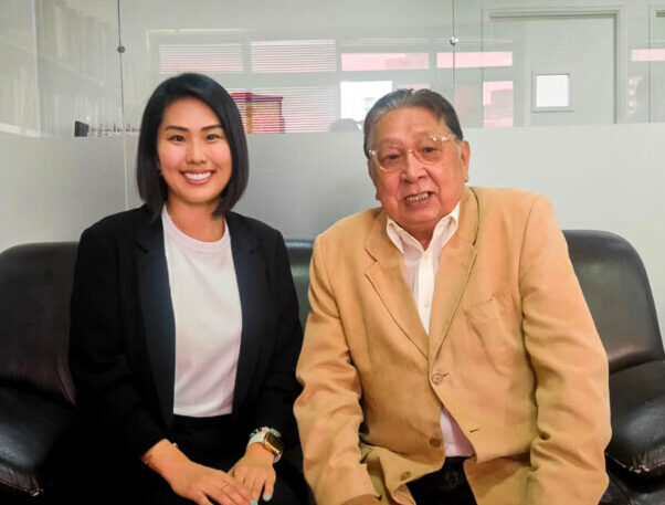 本多さんとサンパウロ大阪姉妹都市協会のブラジル側代表、高木ラウルさん