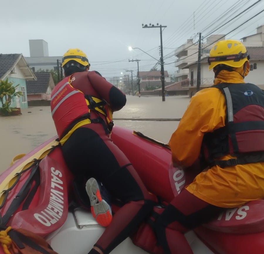洪水被災地で被災者救出に奔走する消防士達（Divulgação/CBMSC）