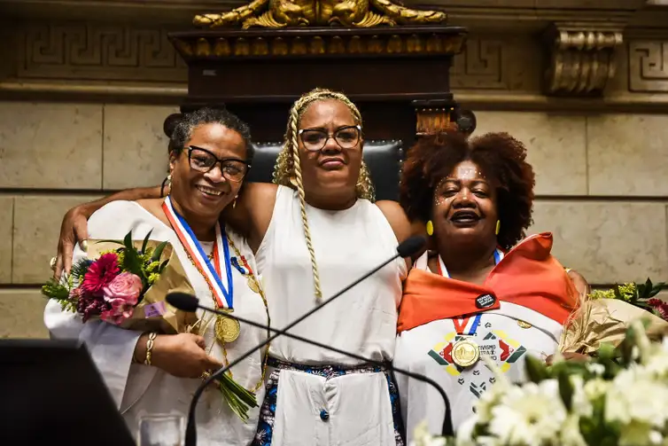 左からルシア氏、モニカ市議、クラティア氏（Caio Oliveira/Divulgacao）