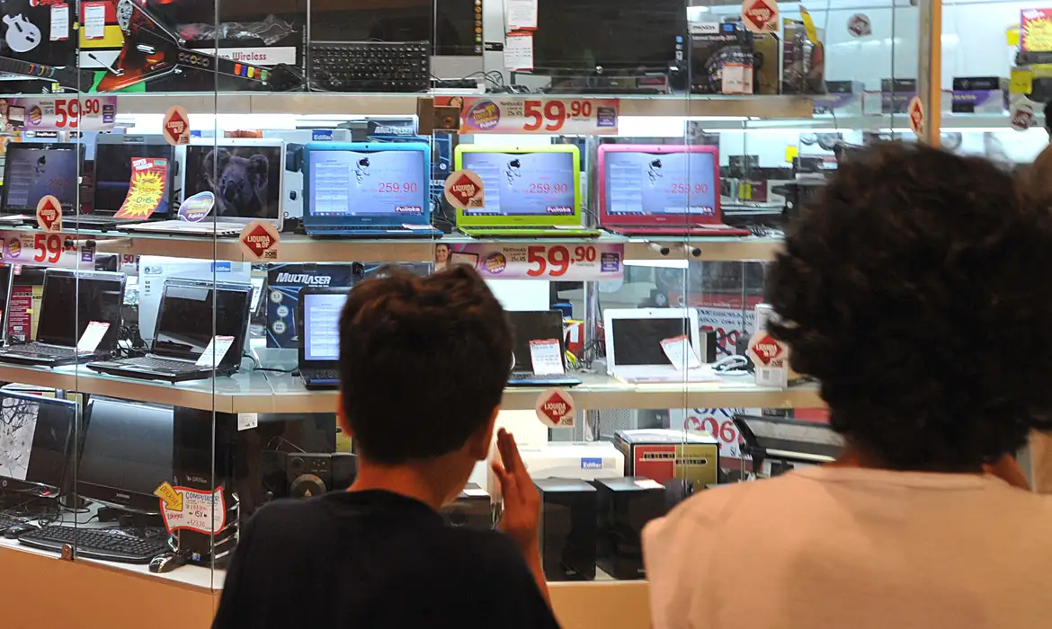 店頭やサイトでの価格調査を忘れずに（©Arquivo/Agencia Brasil）