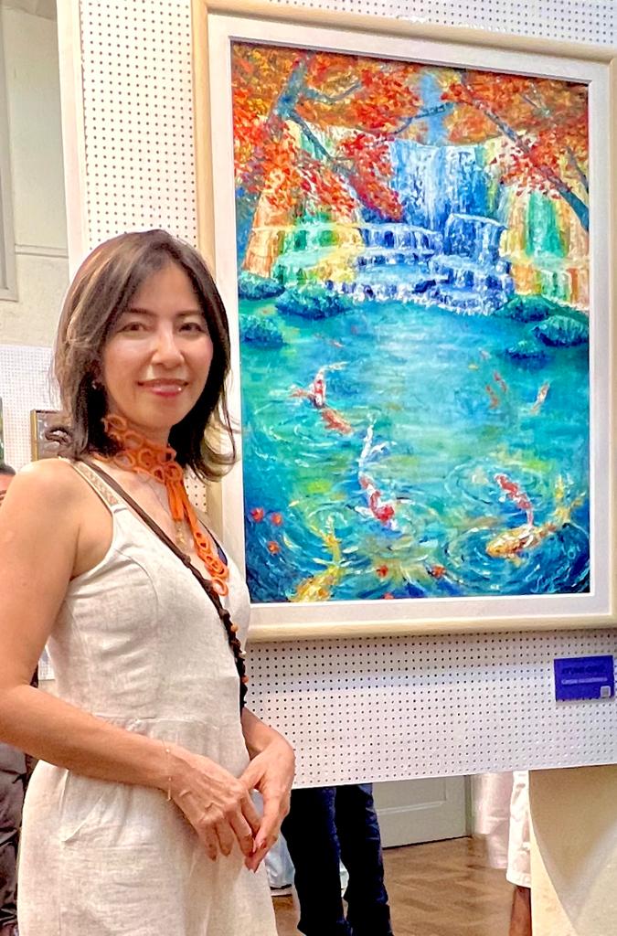 大野歩さんと作品「滝の鯉」