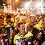 フォホーを演奏しながら町を練り歩くアーティスト達（Foto: Andréa Rêgo Barros/Prefeitura do Recife Oficial）