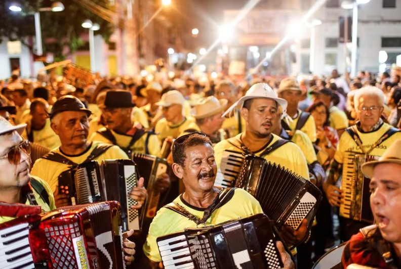フォホーを演奏しながら町を練り歩くアーティスト達（Foto: Andréa Rêgo Barros/Prefeitura do Recife Oficial）