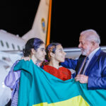 ガザからの帰国者を迎えるルーラ大統領（Ricardo Stuckert / PR）