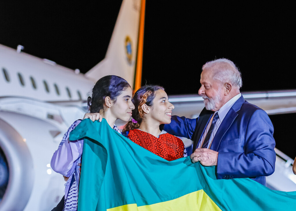 ガザからの帰国者を迎えるルーラ大統領（Ricardo Stuckert / PR）