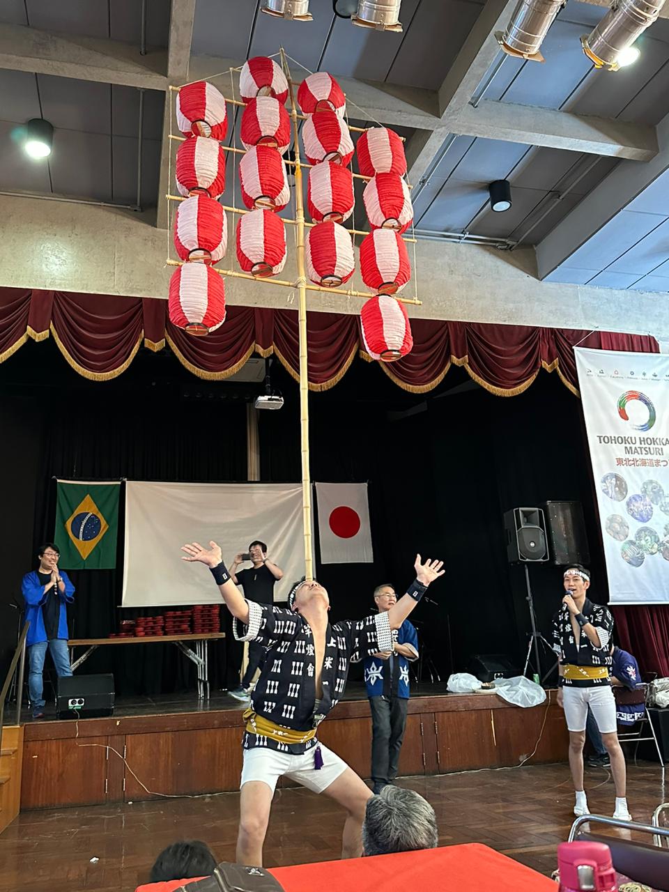 「上米町一丁目竿燈会」による竿燈技披露の様子