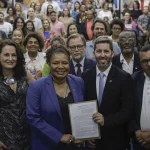 キロンボを国の文化遺産とするための新条例の署名式で（©Joedson Alves/Agencia Brasil）