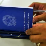 正規雇用者の情報を記す労働手帳（©Marcello Casal Jr/Agencia Brasil）