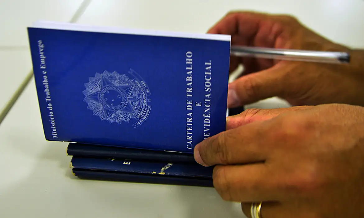 正規雇用者の情報を記す労働手帳（©Marcello Casal Jr/Agencia Brasil）