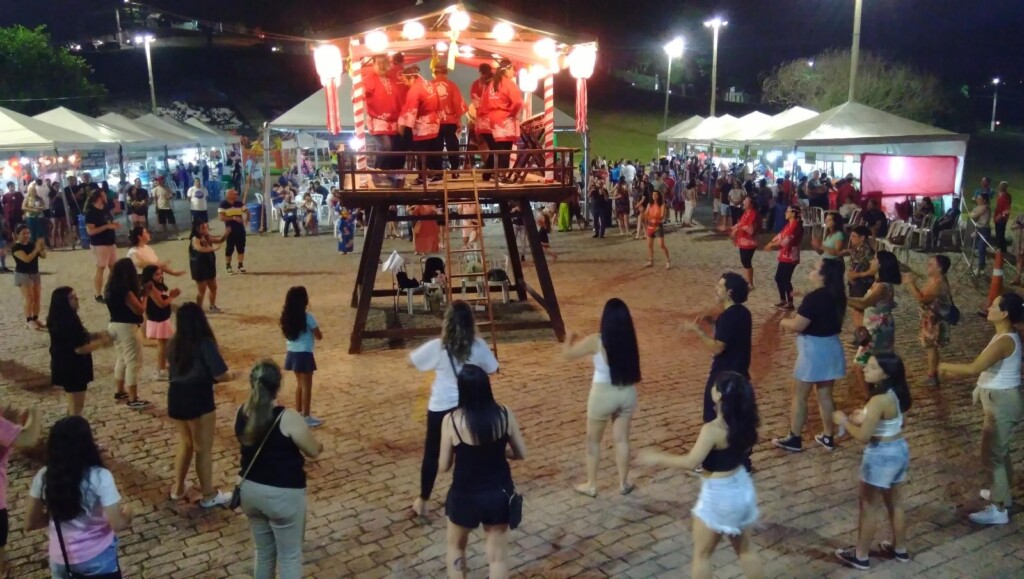 櫓を中心に輪になって盆踊りをする様子