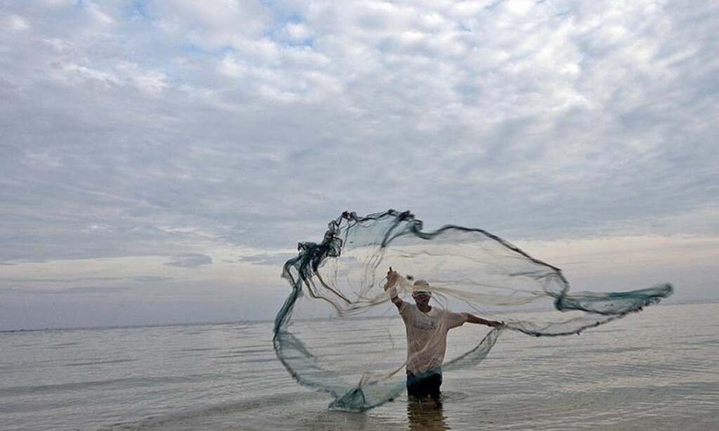 網を打つ漁師（©ONU/Martine Perret）