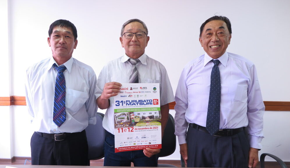 来社した奥山会長、藁谷、斎藤副会長（左から）