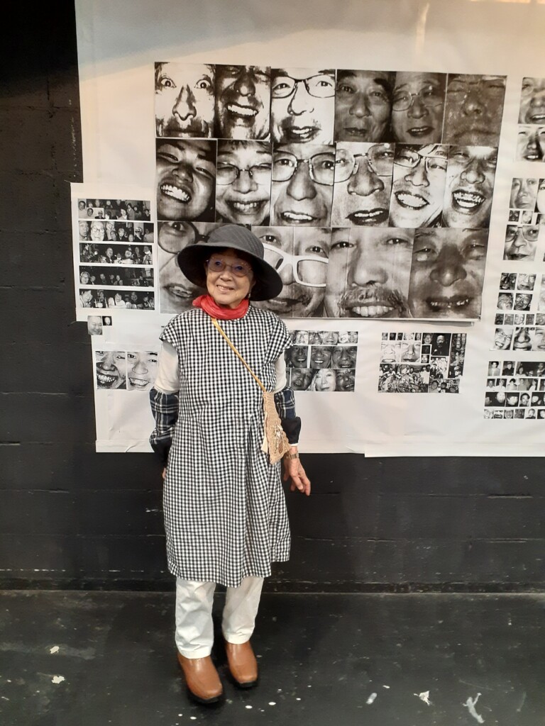 作品の前に立つ写真家の佐々木美智子さん