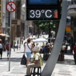 サンパウロ市中心部ヴァレ・ド・アニャンガバウ地区では温度計が３９度を示した（１２日）（Foto: Paulo Pinto/Agência Brasil）