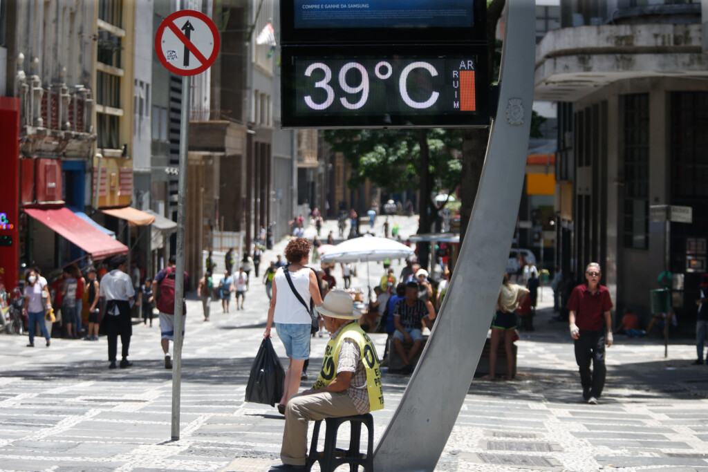 サンパウロ市中心部ヴァレ・ド・アニャンガバウ地区では温度計が３９度を示した（１２日）（Foto: Paulo Pinto/Agência Brasil）