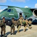 ブラジル空軍機に搭乗するブラジル軍と米軍（１１日）（Foto: 22ª Brigada de Infantaria de Selva/Divulgação）